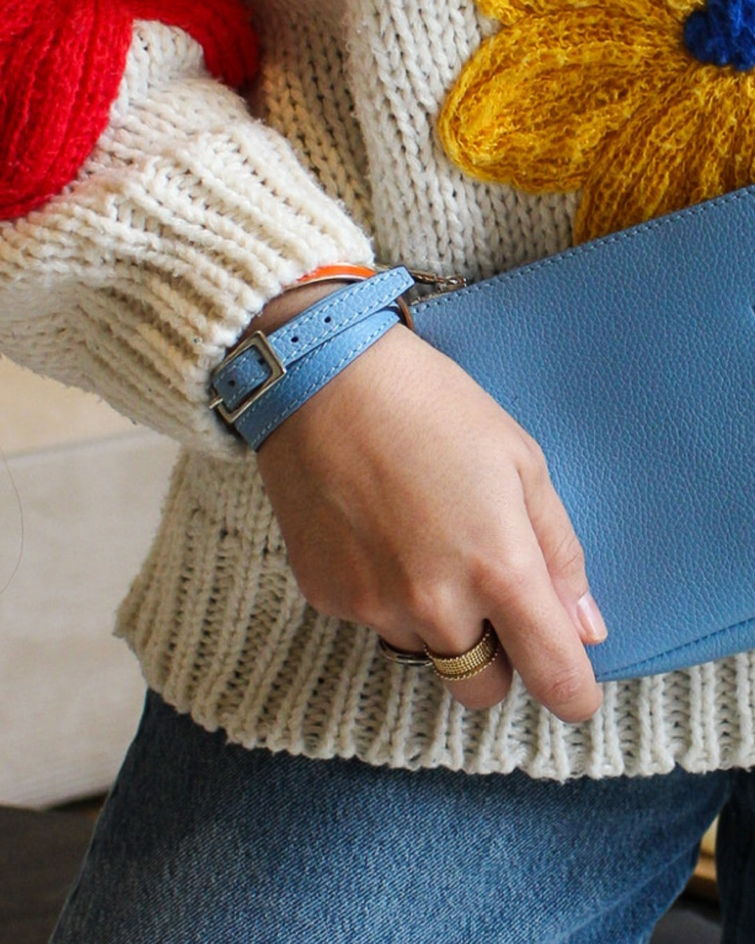 Bracelet double tour cuir bleu ciel boucle argentée artisanal