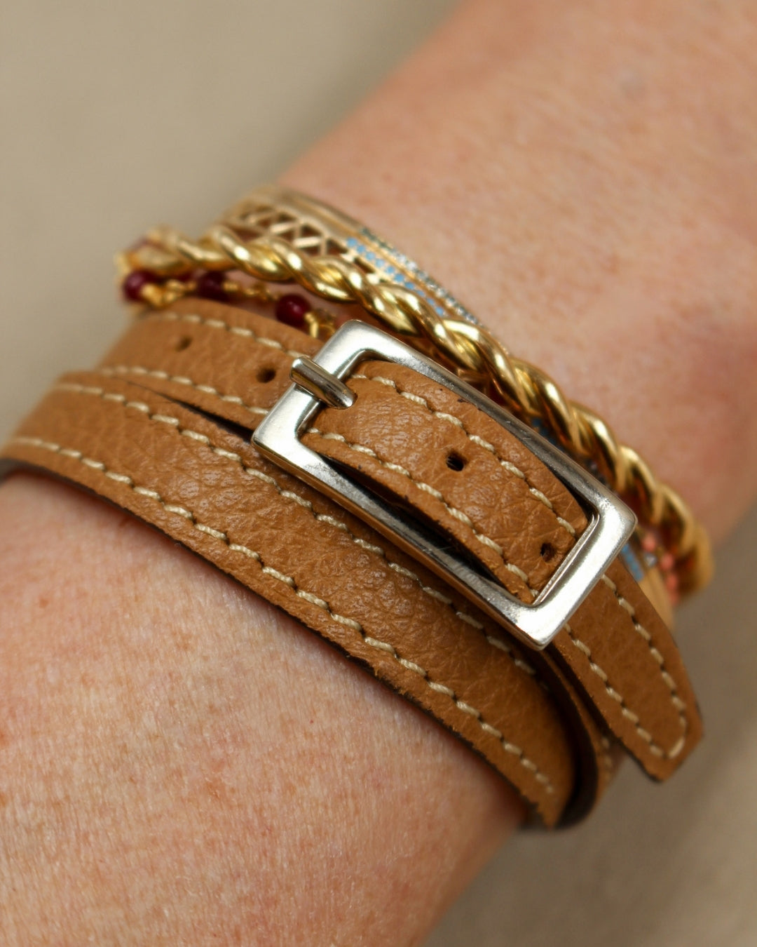 Bracelet double tour cuir camel porté au poignet Berthille