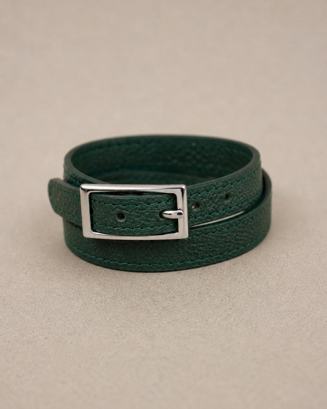 Bracelet double tour cuir vert boucle argentée artisanal