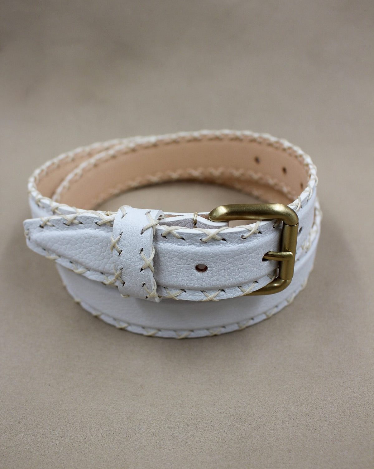 Ceinture cuir blanc à surpiqûres croisées, boucle carrée dorée Berthille