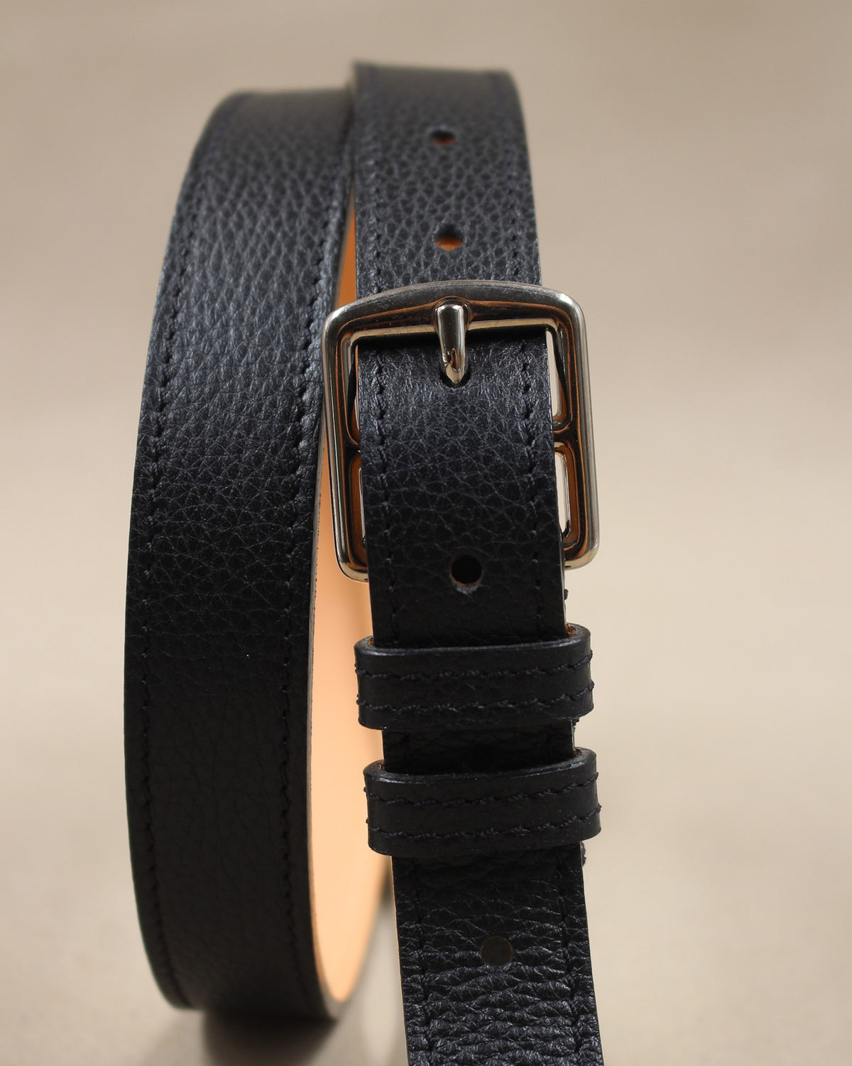 Ceinture en cuir grainé noir pour femme, boucle argentée et doublure cuir naturel, surpiqûres ton sur ton