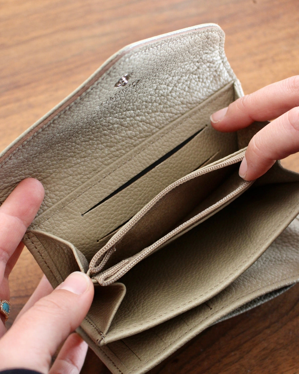 Compagnon Paris cuir taupe ouvert compartiments rangement