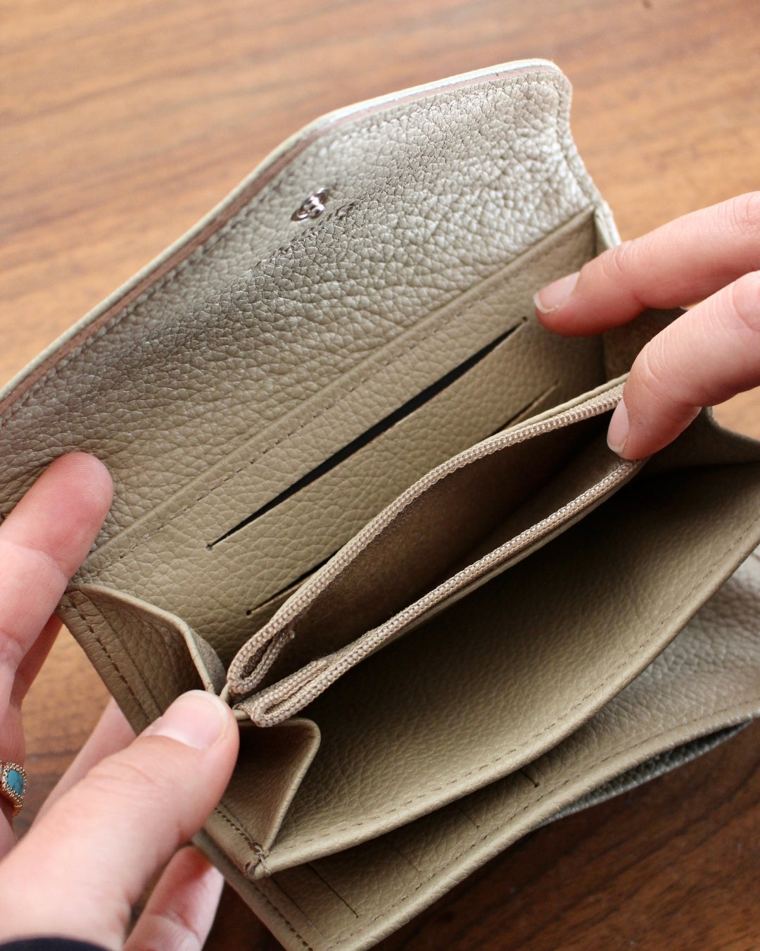 Compagnon Paris cuir taupe ouvert compartiments rangement