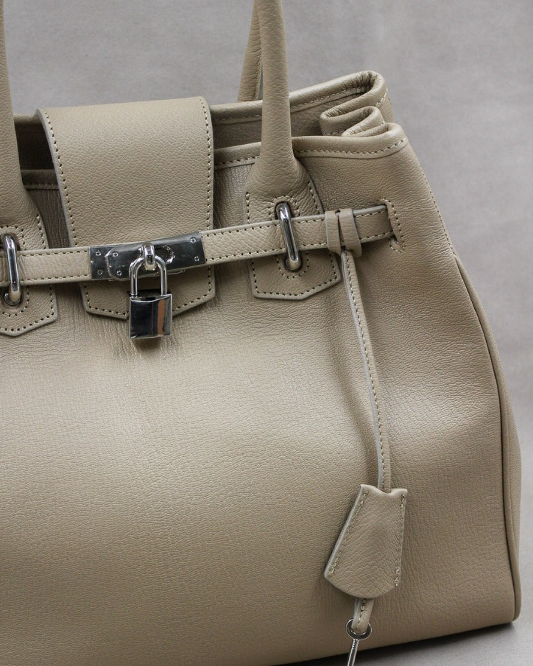 Détail fermoir cadenas sac Vendôme cuir chèvre liégé main