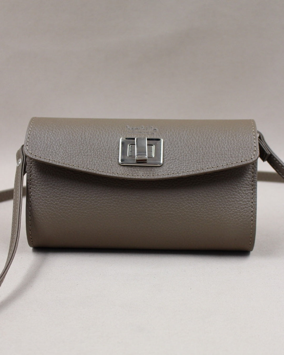 Détail fermoir pression pochette Trotter cuir havane