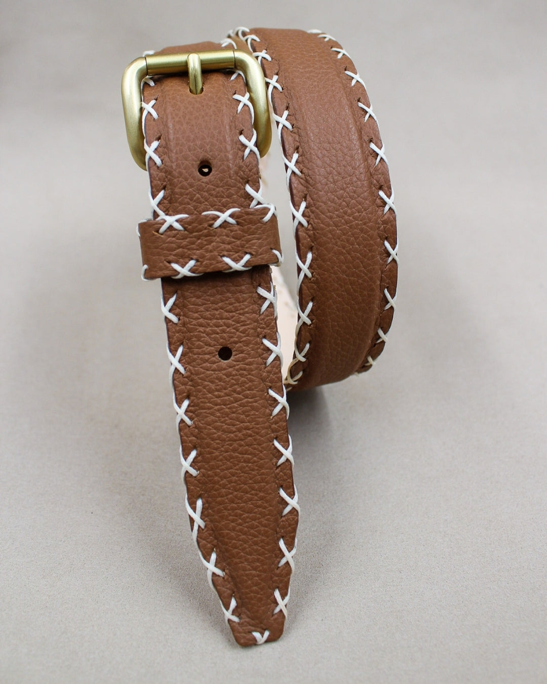 Détail point de croix cousu main sur ceinture cuir grainé
