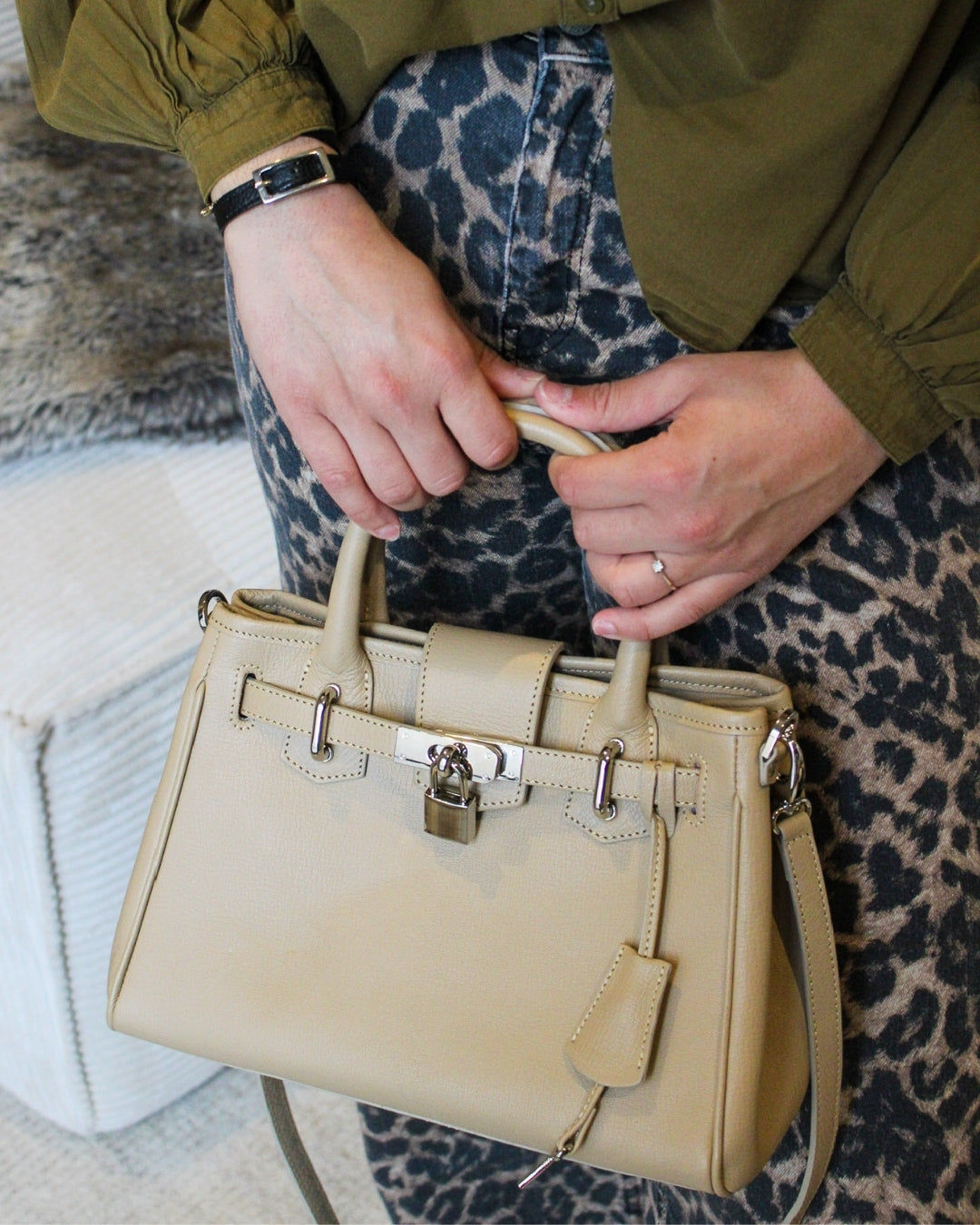 Femme portant mini Vendôme cuir chèvre tan à la main