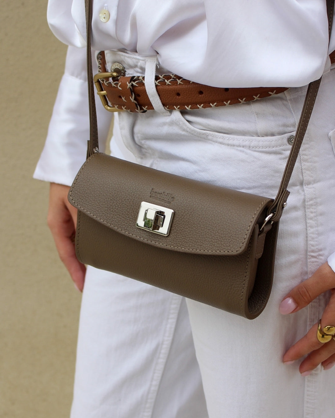 Femme portant pochette Trotter cuir en bandoulière