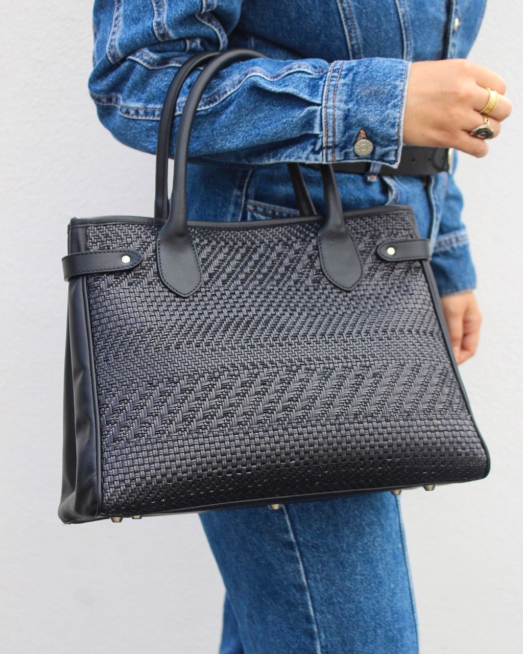 Femme portant sac Saint Moritz cuir tressé marine à la main
