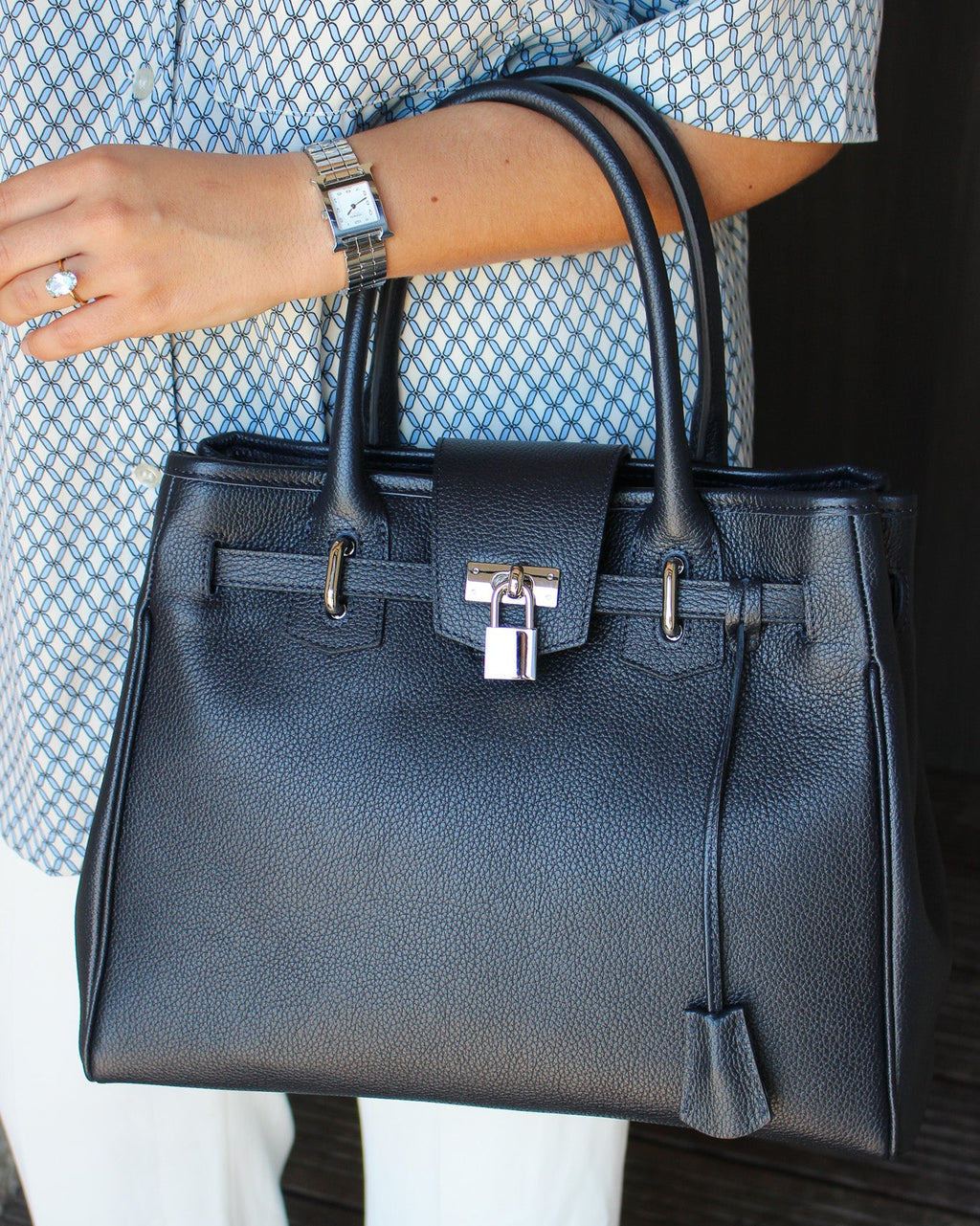 Femme portant sac Vendôme cuir marine en bandoulière
