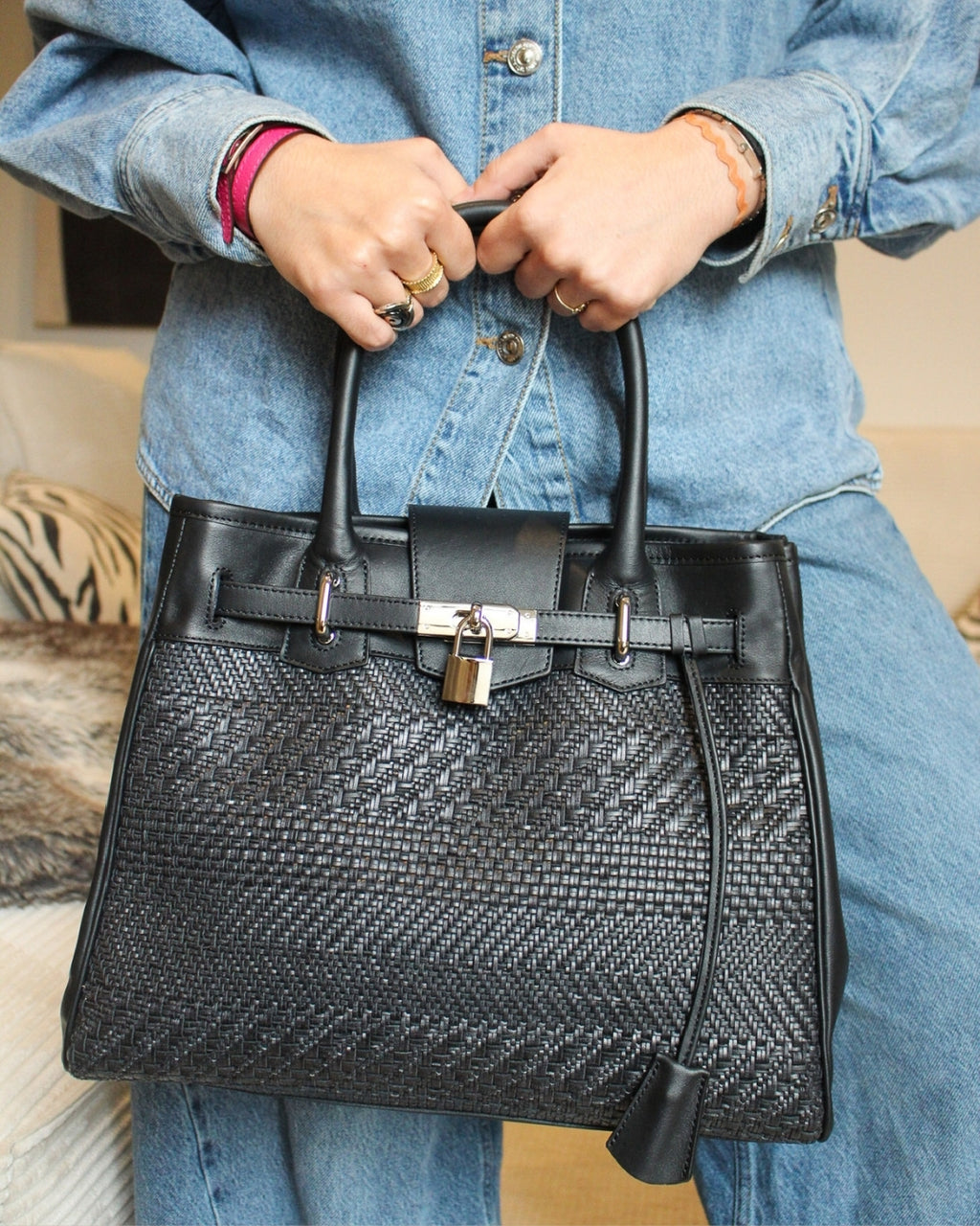 Femme portant sac Vendôme cuir marqueterie marine à la main