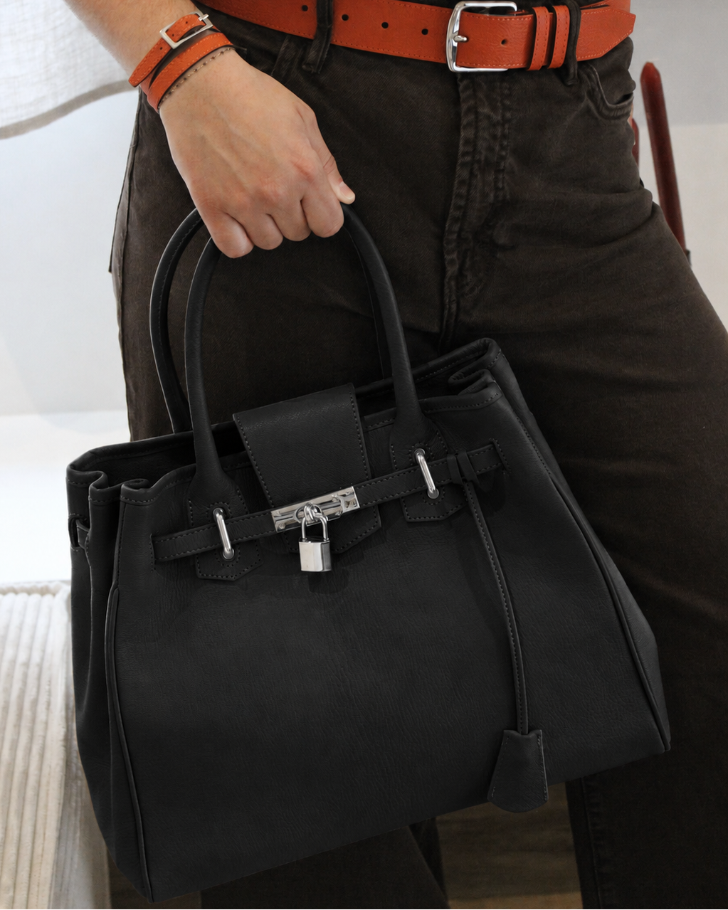 Femme portant sac Vendôme cuir noir à la main
