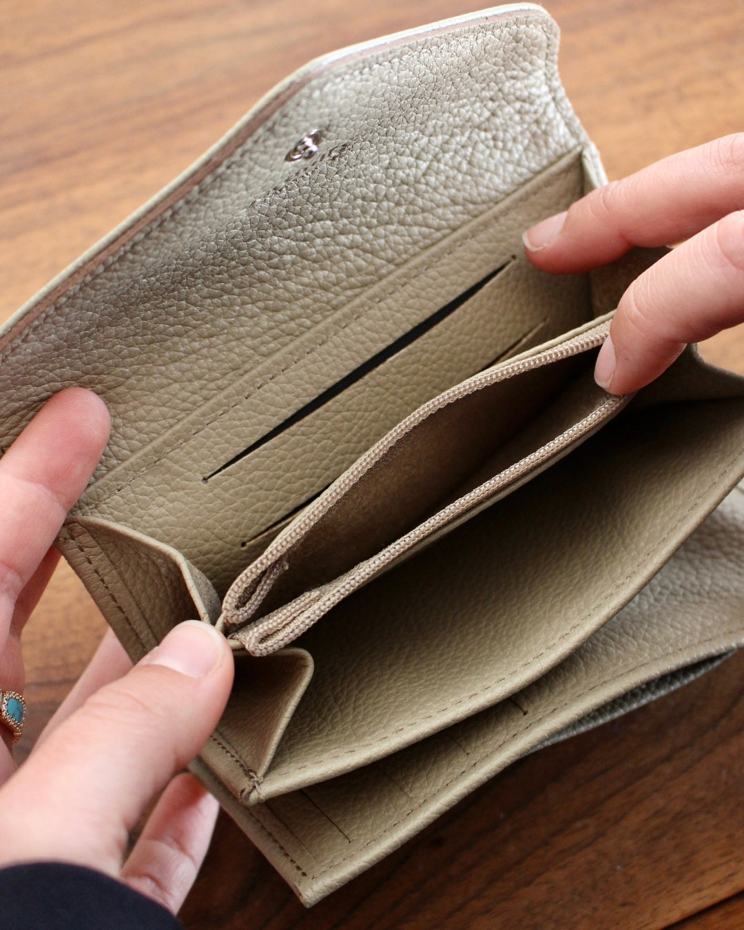 Intérieur portefeuille compagnon Paris cuir beige 10 porte-cartes