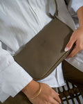 Une pochette coloris havane sur une chemise blanche 