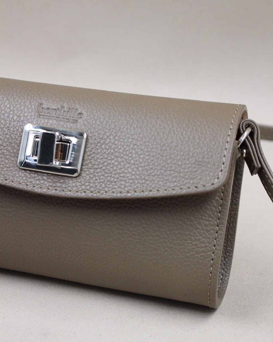 Pochette Trotter cuir vachette havane bandoulière Berthille