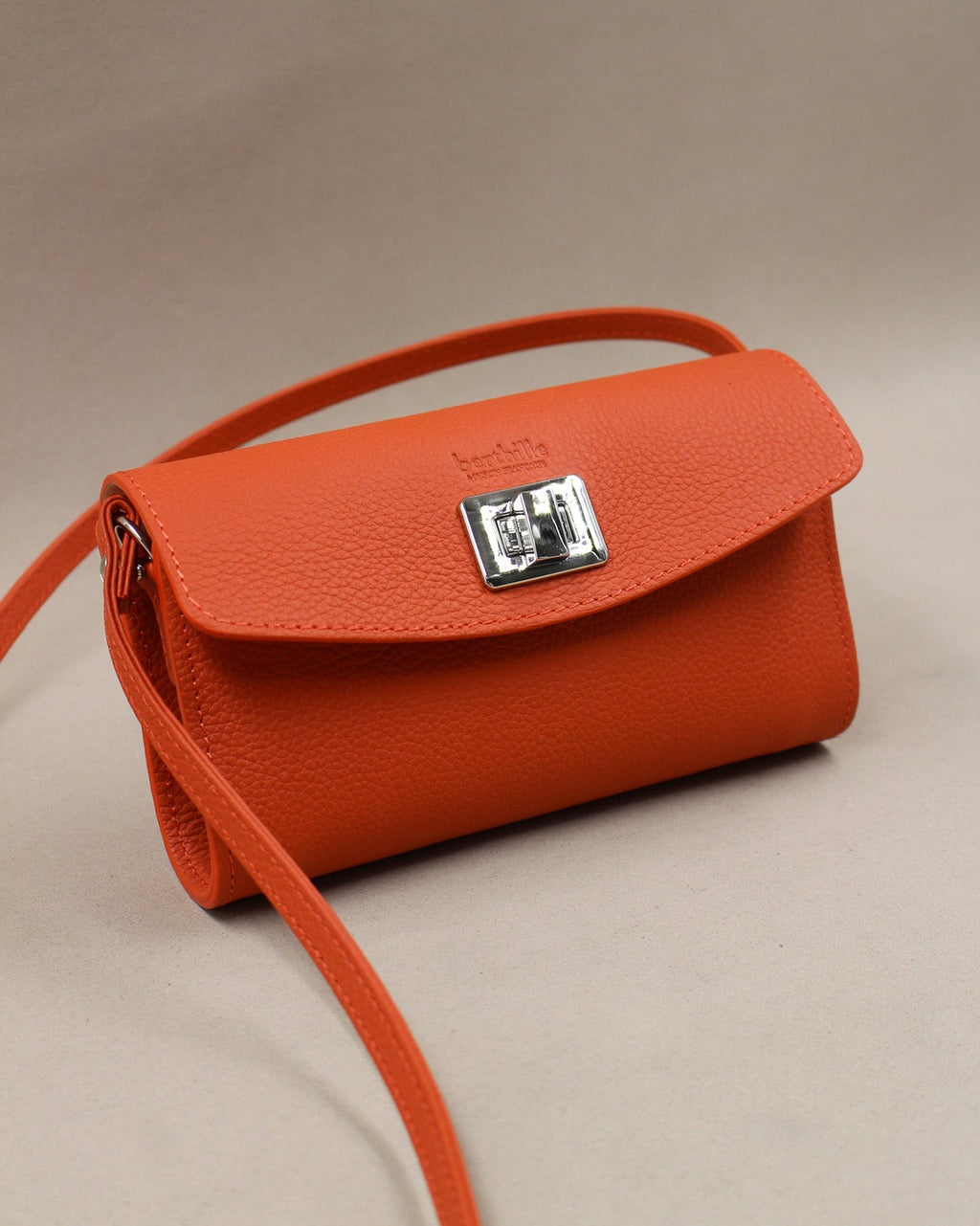 Pochette Trotter cuir vachette orange bandoulière Berthille avec fermoir argent