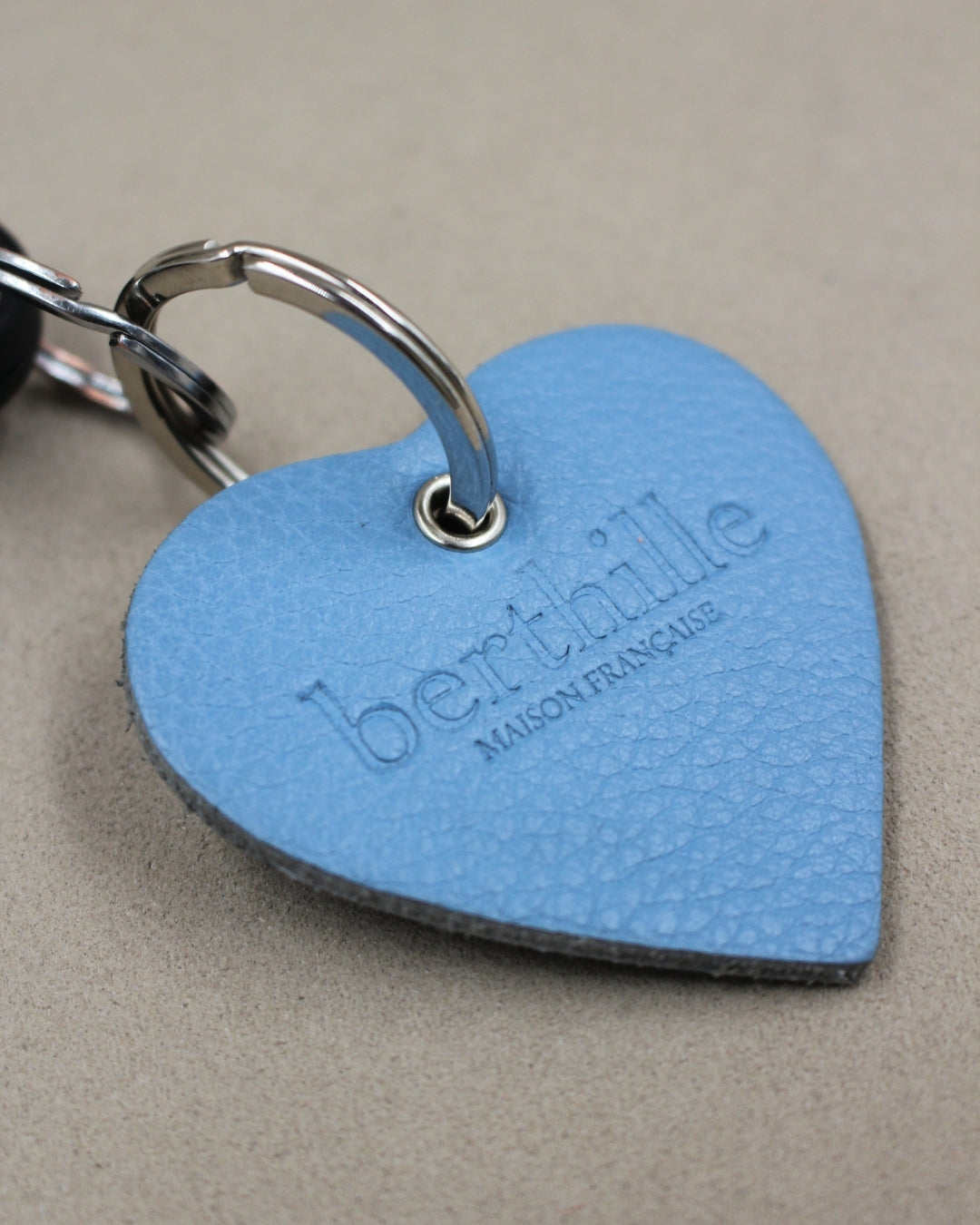 Porte-clé cœur en cuir vachette coloris bleu ciel, estampillé Berthille Maison Française – petite maroquinerie artisanale