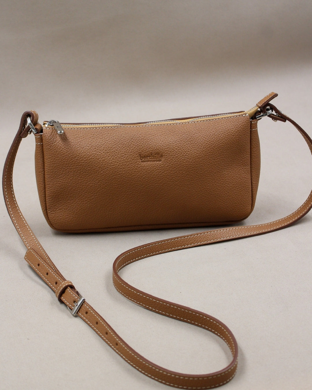 Sac Berthe cuir camel porté en bandoulière travers