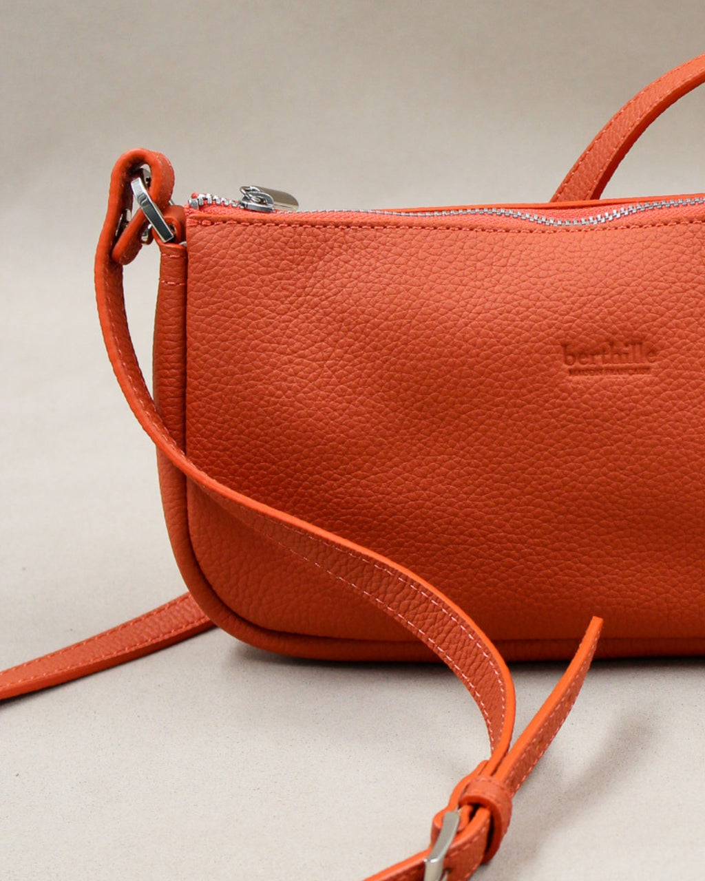Sac Berthe cuir grainé orange silhouette allongée bombée