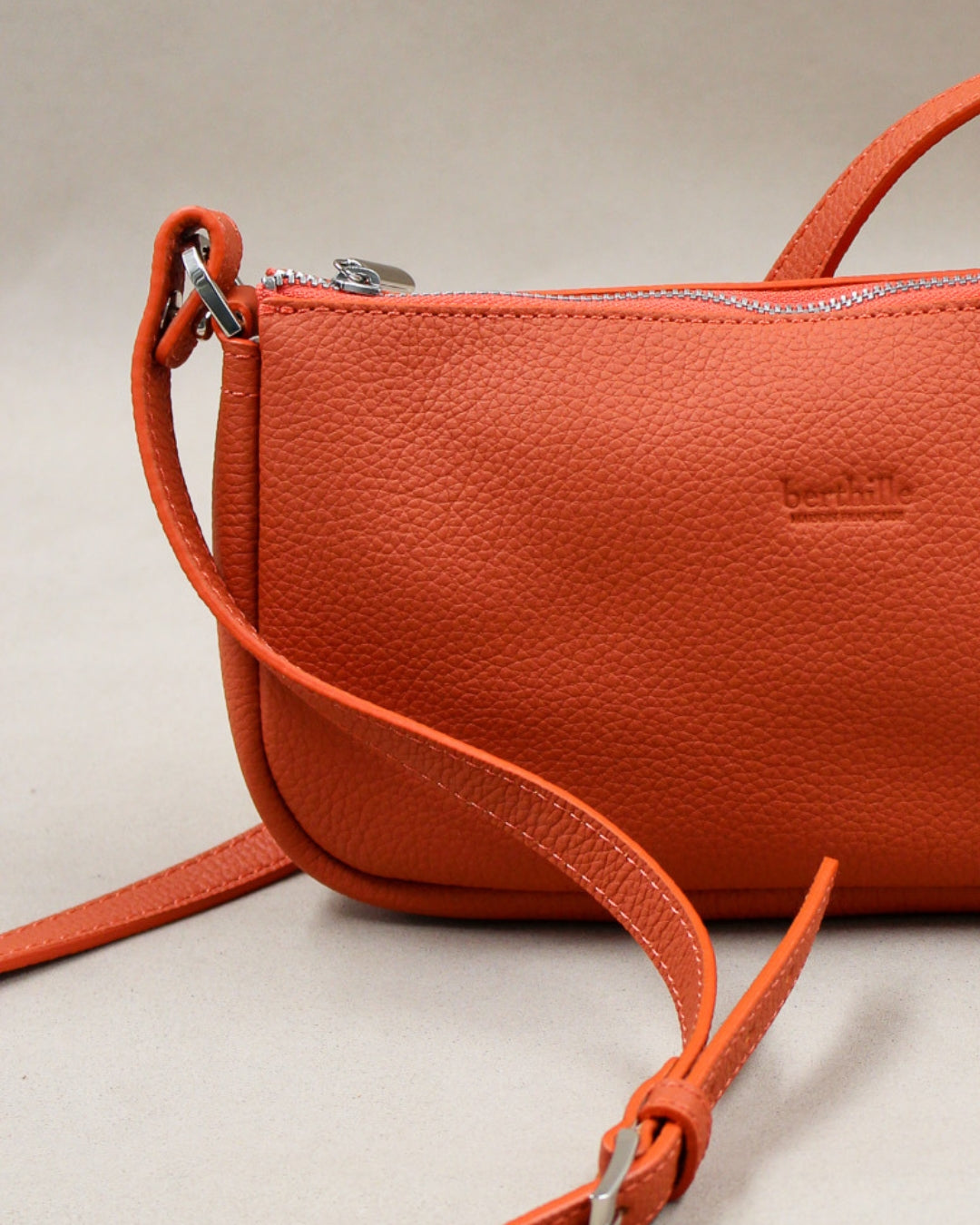 Sac Berthe cuir grainé orange silhouette allongée bombée