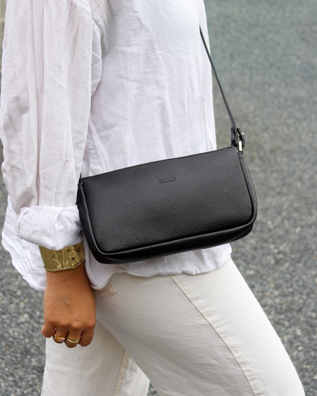 Sac Berthe cuir havane tenue blanche minimaliste