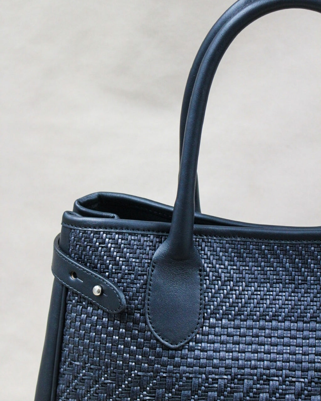 Sac Saint Moritz cuir bovin paille tressé main détail marqueterie