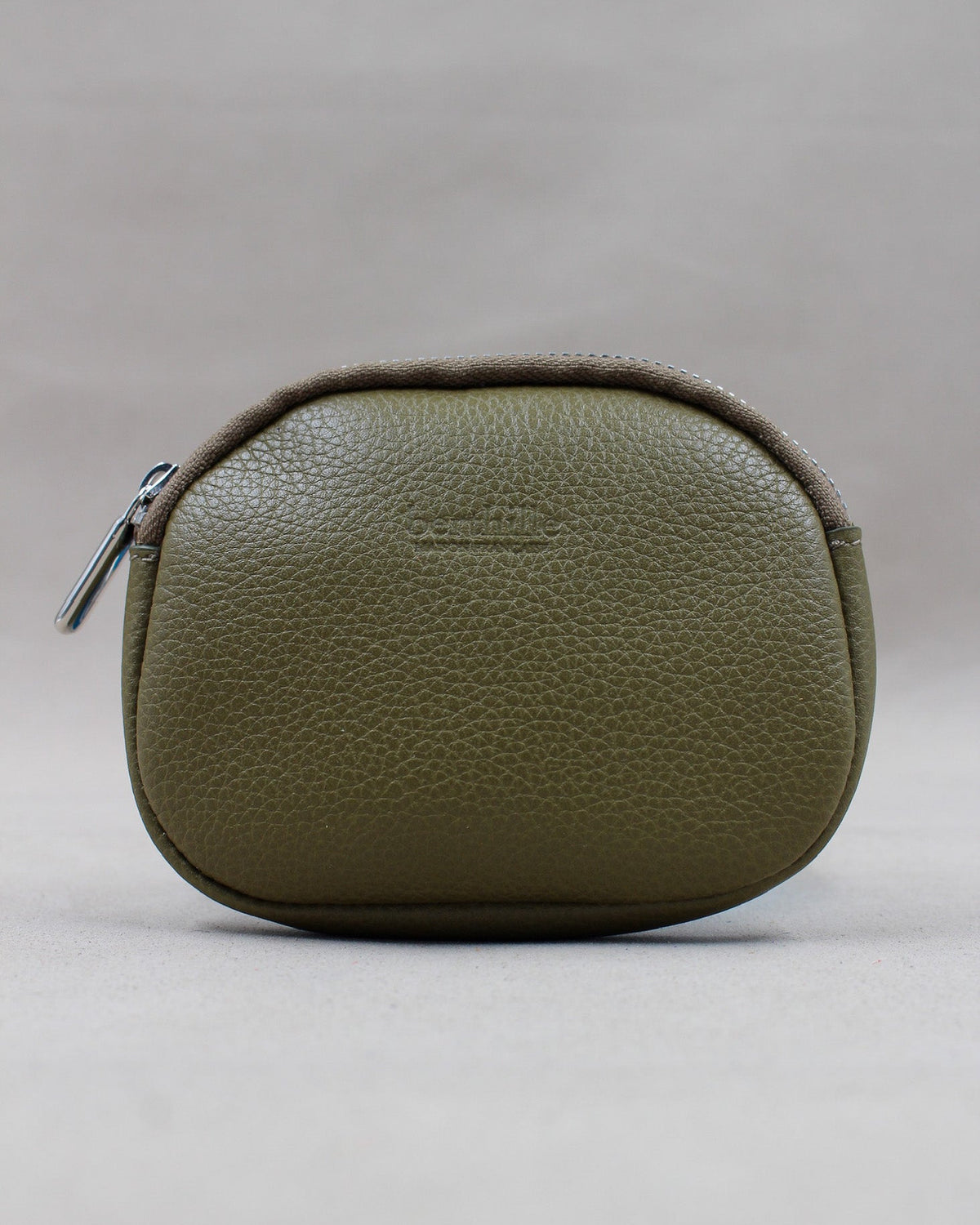 Porte-monnaie en cuir vachette pleine fleur coloris kaki olive, fermeture zippée, fait main – Berthille Atelier de Maroquinerie