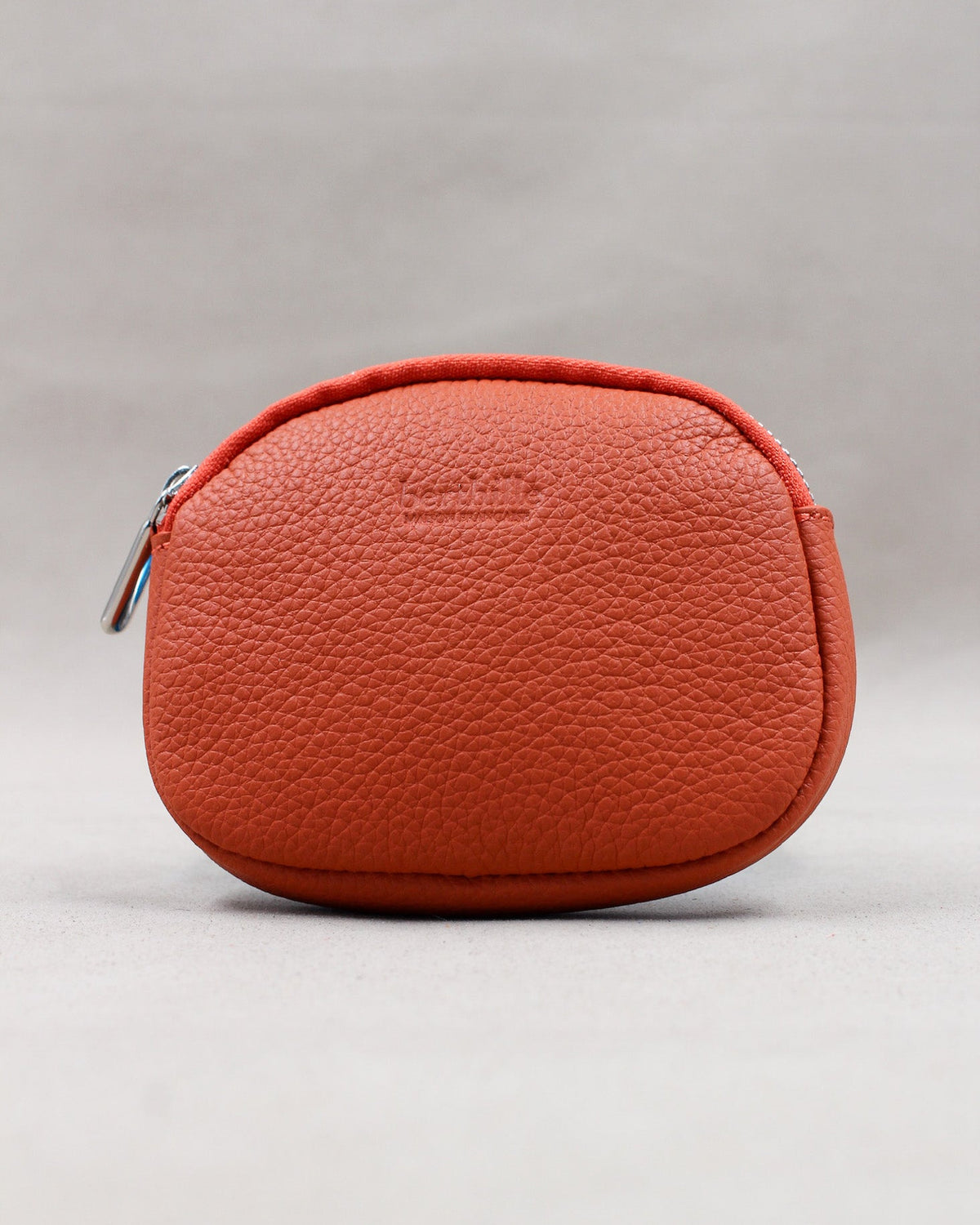 Porte-monnaie cuir artisanal coloris orange terracotta, forme ovale zippée – Berthille Atelier de Maroquinerie