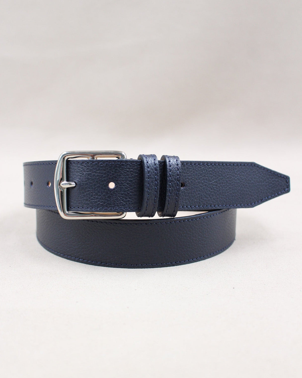 Ceinture étrivière en cuir grainé bleu avec boucle argentée
