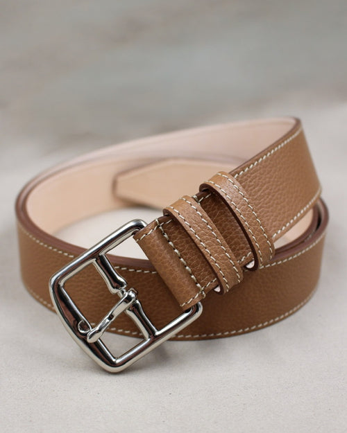 Ceinture étrivière en cuir grainé marron avec boucle argentée