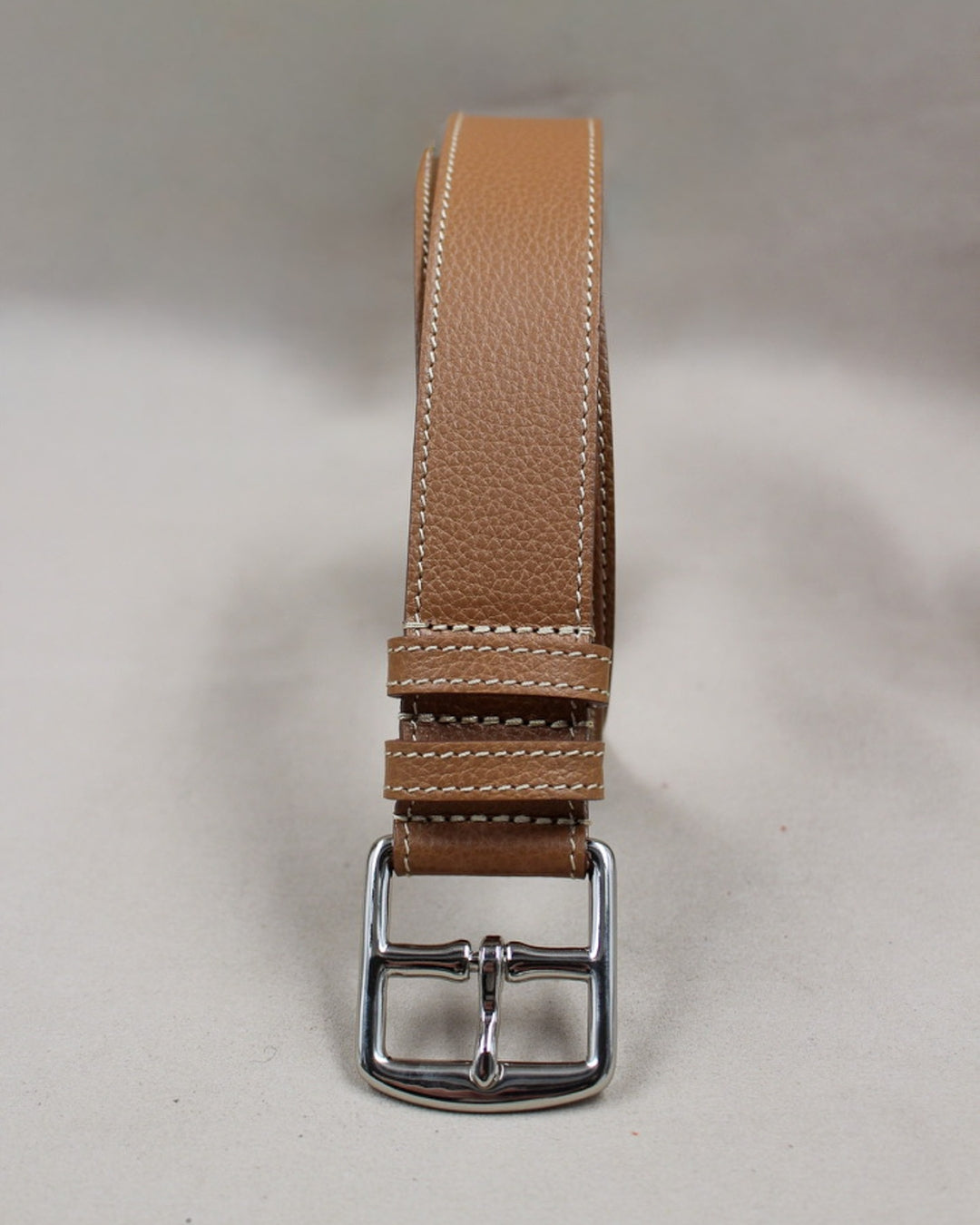 Ceinture étrivière en cuir grainé marron avec boucle argentée