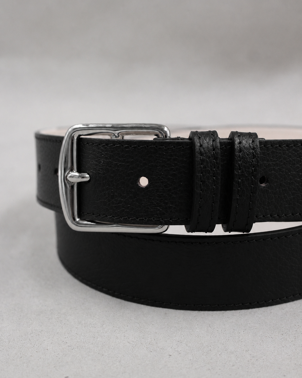 Ceinture étrivière en cuir grainé noir avec boucle argentée