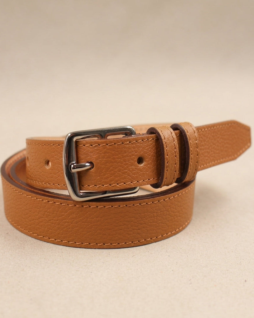 Ceinture étrivière fine Berthille en cuir grainé camel enroulée, boucle argentée et doublure cuir naturel