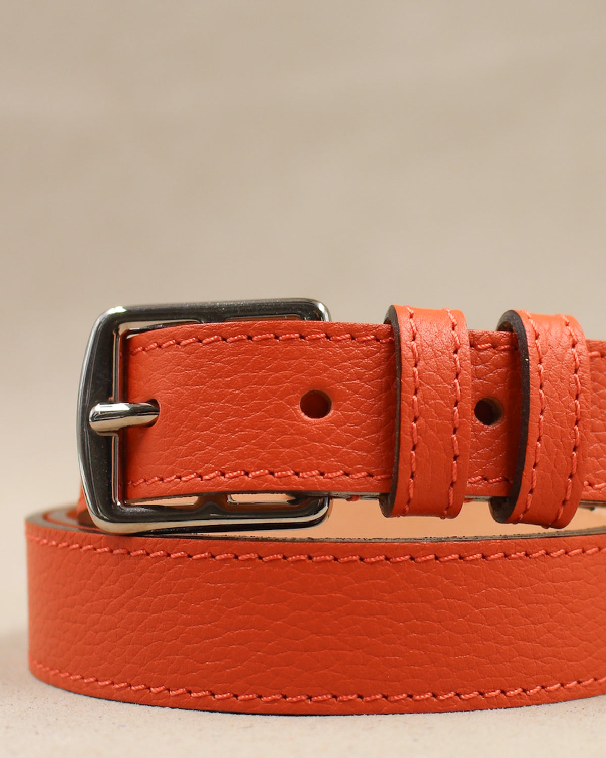 Ceinture étrivière fine Berthille en cuir grainé orange, boucle argentée et passants surpiqûres ton sur ton