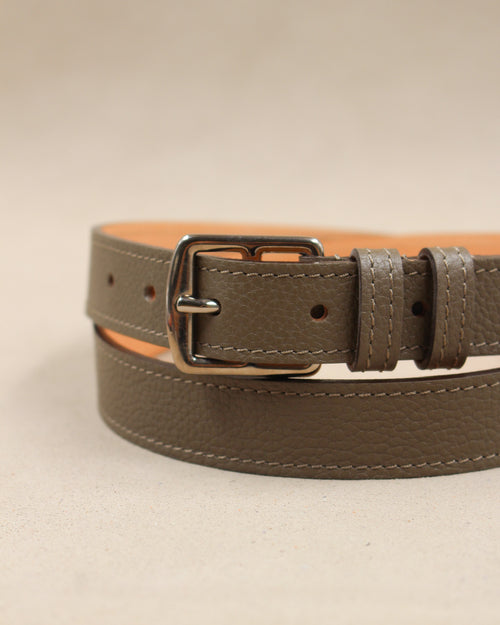 Ceinture étrivière fine Berthille en cuir grainé taupe, boucle argentée, passants et surpiqûres contrastées