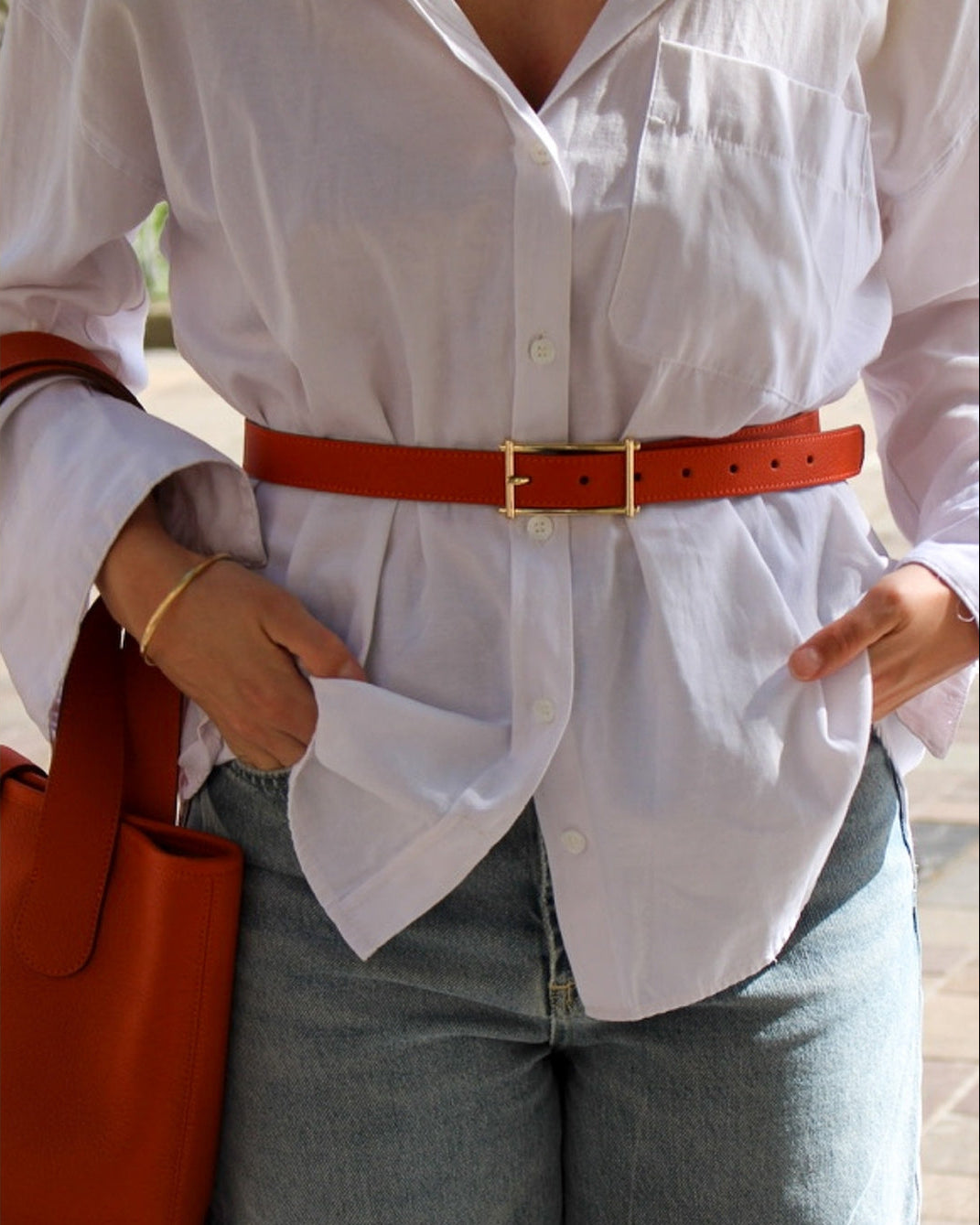 Femme portant une ceinture cadre cuir butano sur chemise blanche