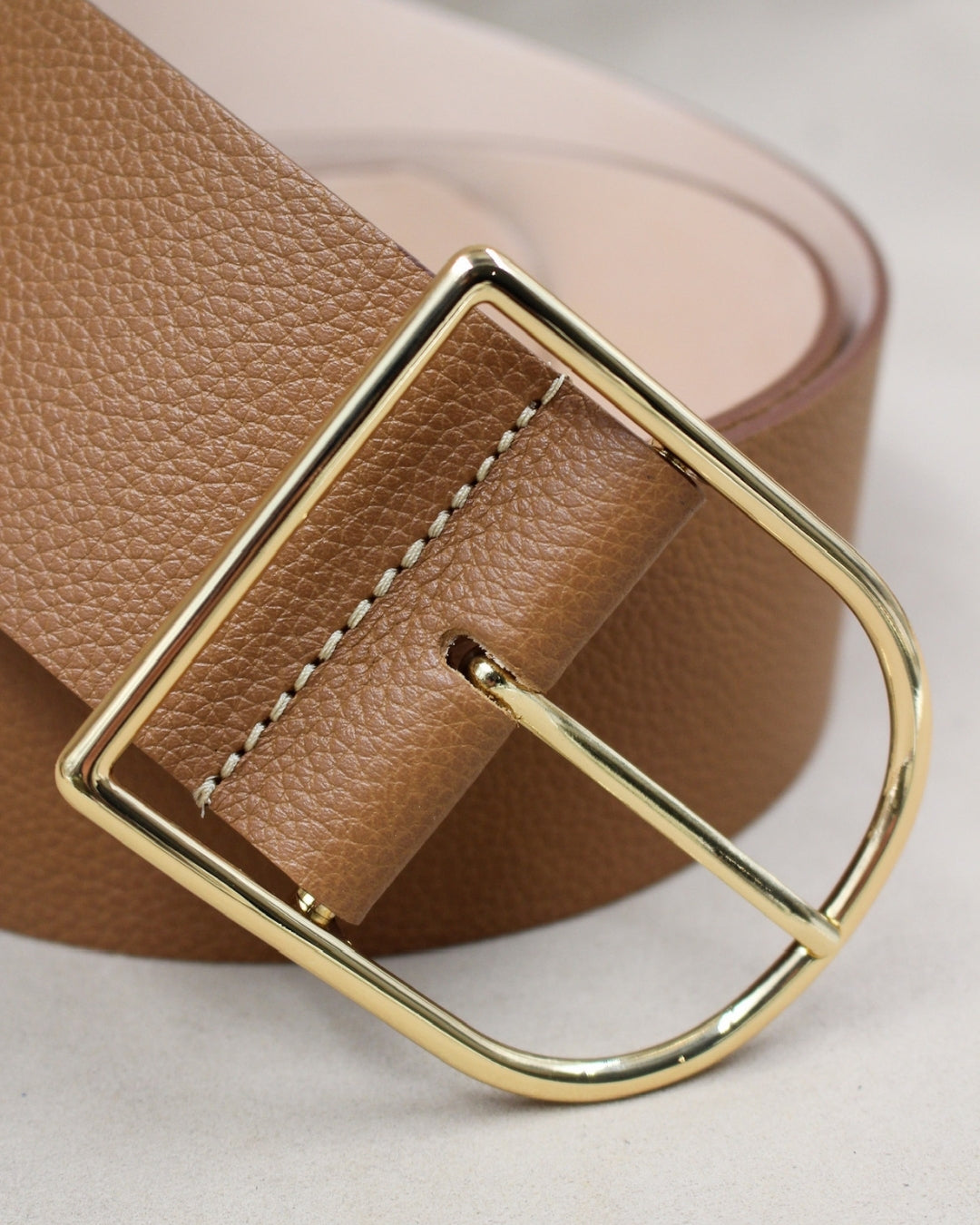 Boucle dorée satinée ceinture demi-lune cuir pleine fleur