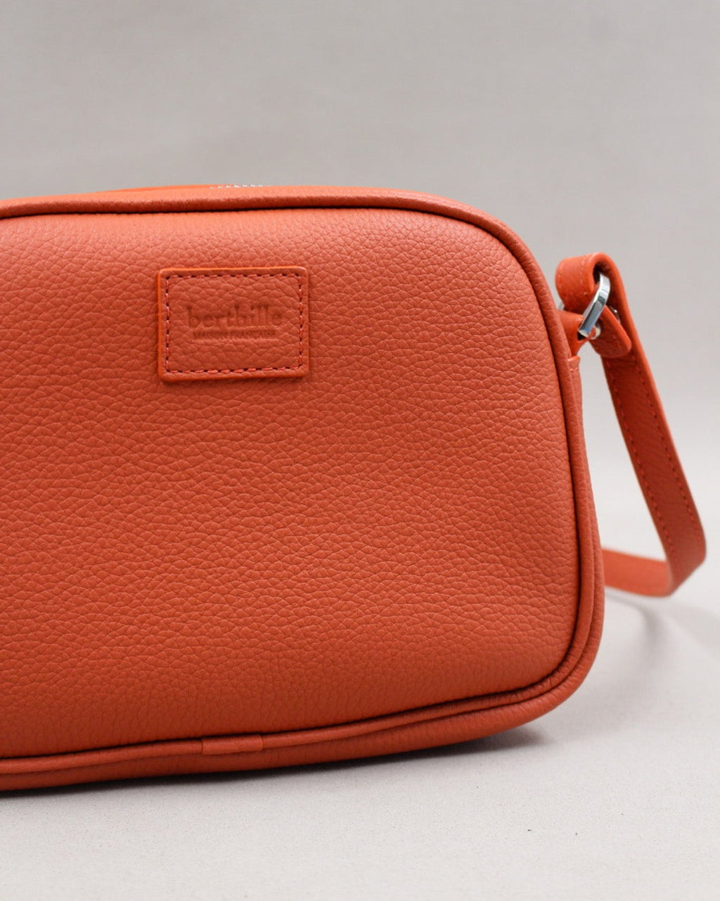 Minaudière cuir vachette pleine fleur orange – pochette artisanale façonnée à la main – Berthille Maison Française