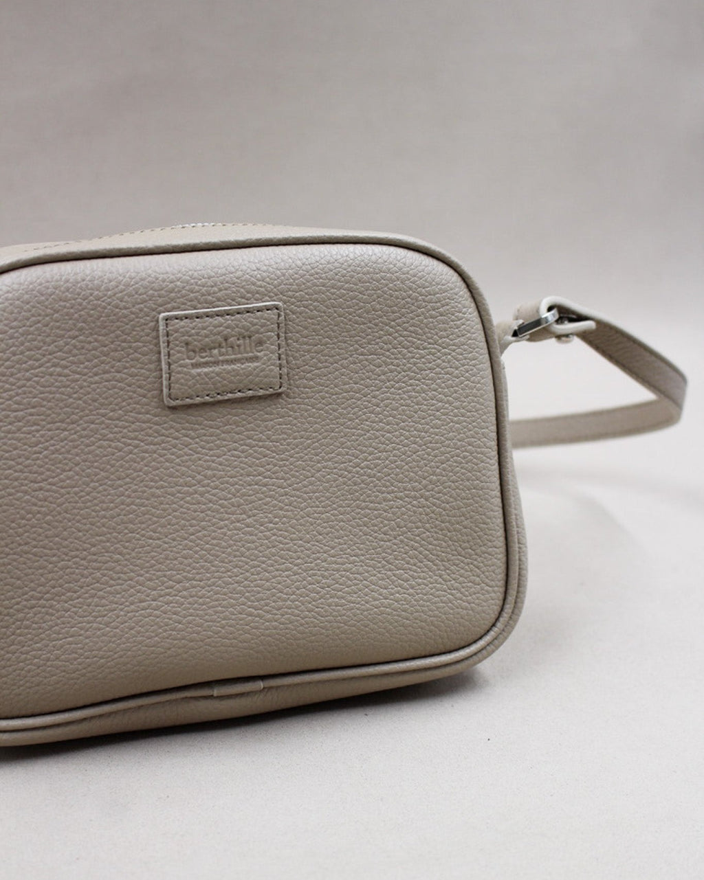 Minaudière cuir vachette pleine fleur coloris Taupe vue de côté – maroquinerie artisanale façonnée à Mazamet – Berthille