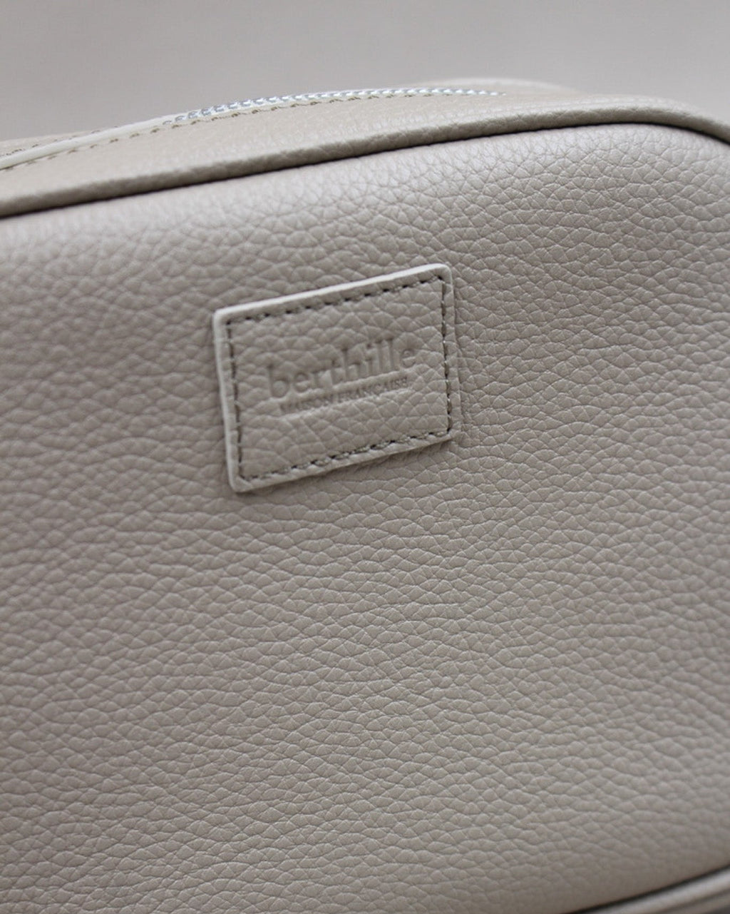 Minaudière cuir vachette pleine fleur coloris Taupe – détail patch Berthille – maroquinerie artisanale française
