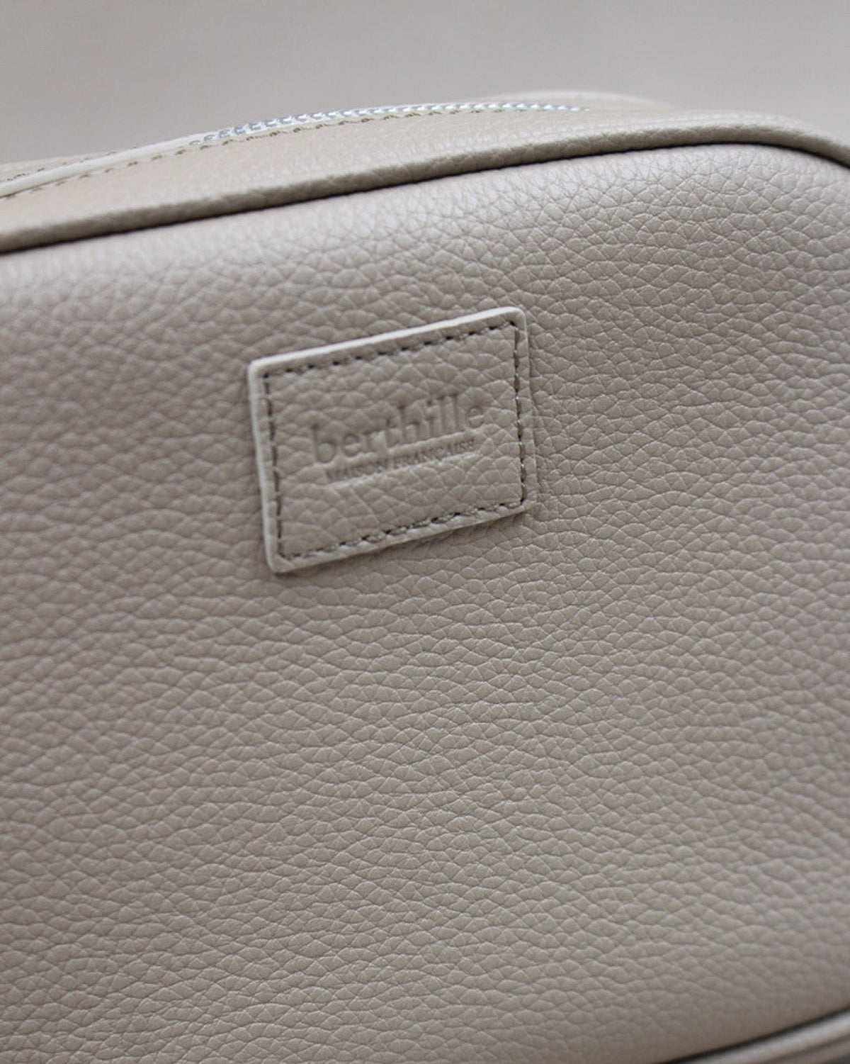 Minaudière cuir vachette pleine fleur coloris Taupe – détail patch Berthille – maroquinerie artisanale française