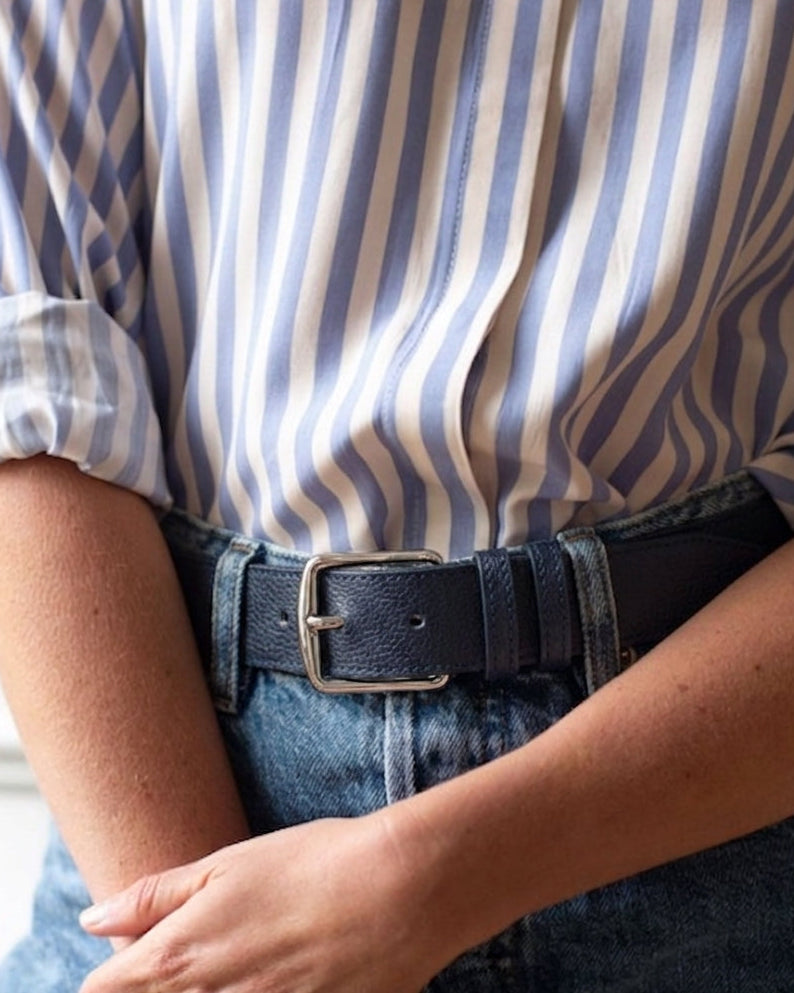 femme portant une ceinture bleu marine avec un jean et une chemise maison berthille 