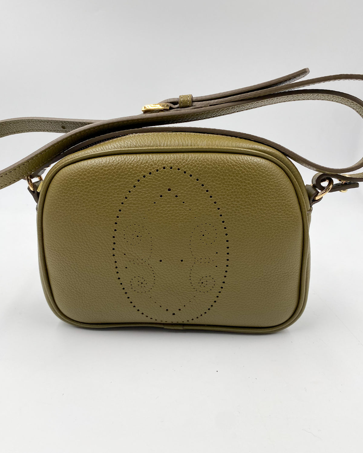 Pochette Trianon en cuir kaki vue de face, motif perforé bout fleuri et bandoulière en cuir, fabriquée en France par Berthille
