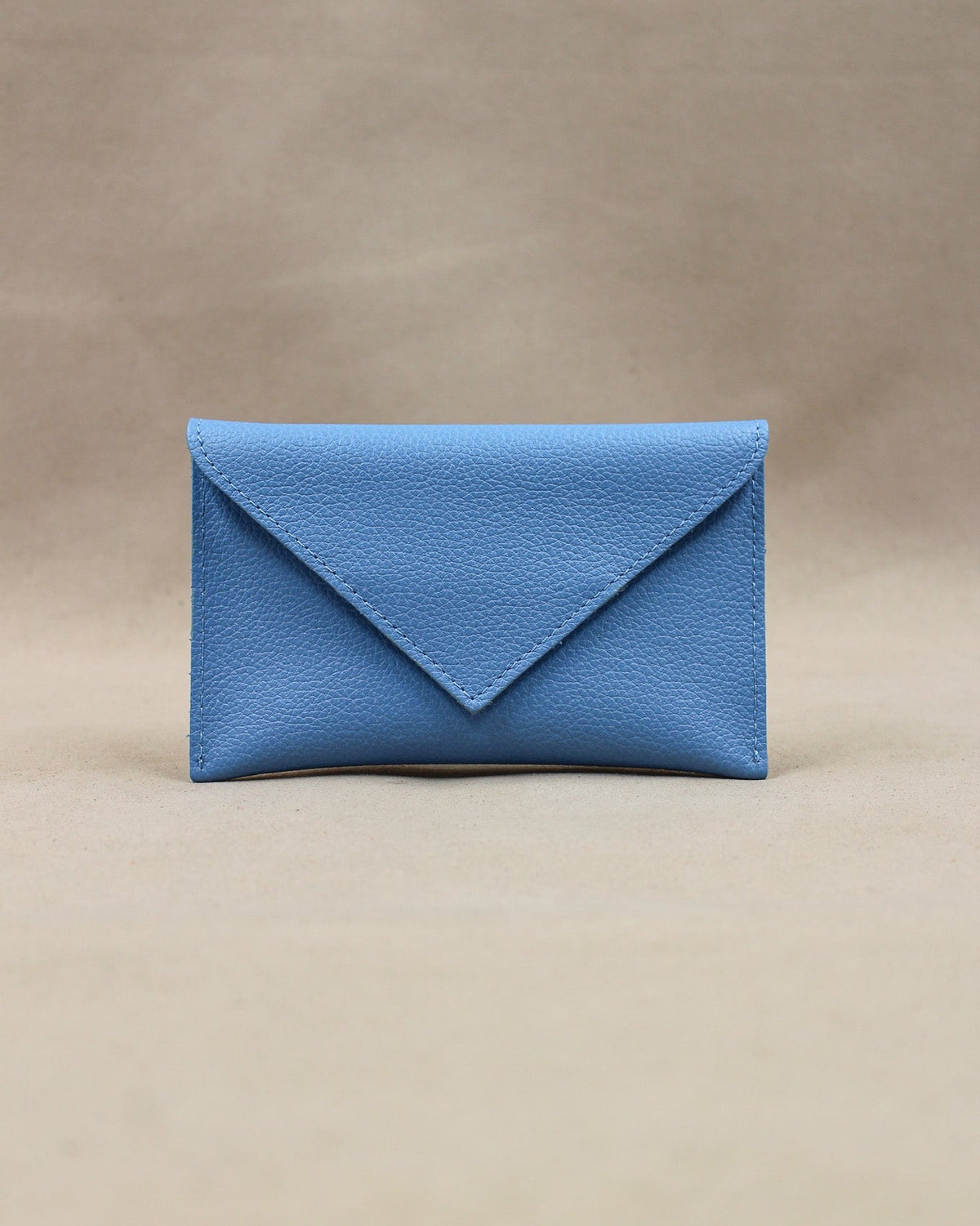Pochette Lutecia en cuir pleine fleur, coloris Bleu Ciel, maroquinerie française Berthille