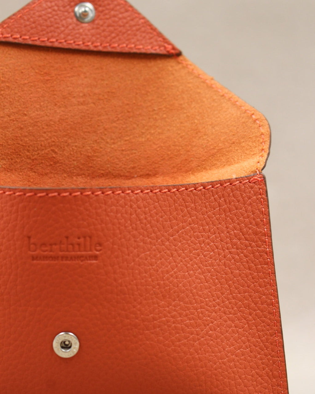 Détail de la pochette Lutecia en cuir pleine fleur Butano, façonnée à la main à Mazamet