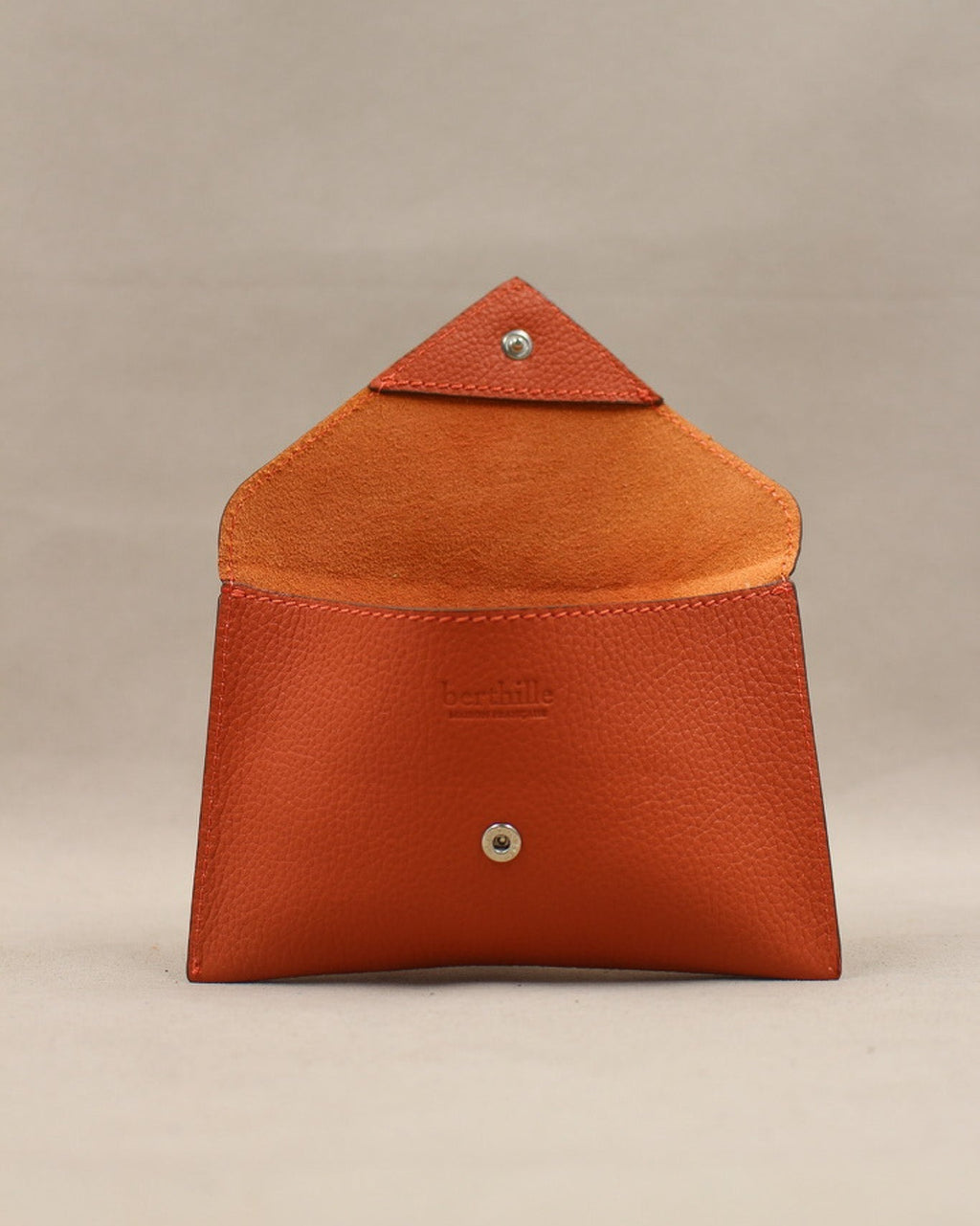 Pochette Lutecia entrouverte en cuir pleine fleur Butano, fermeture pression, maison Berthille