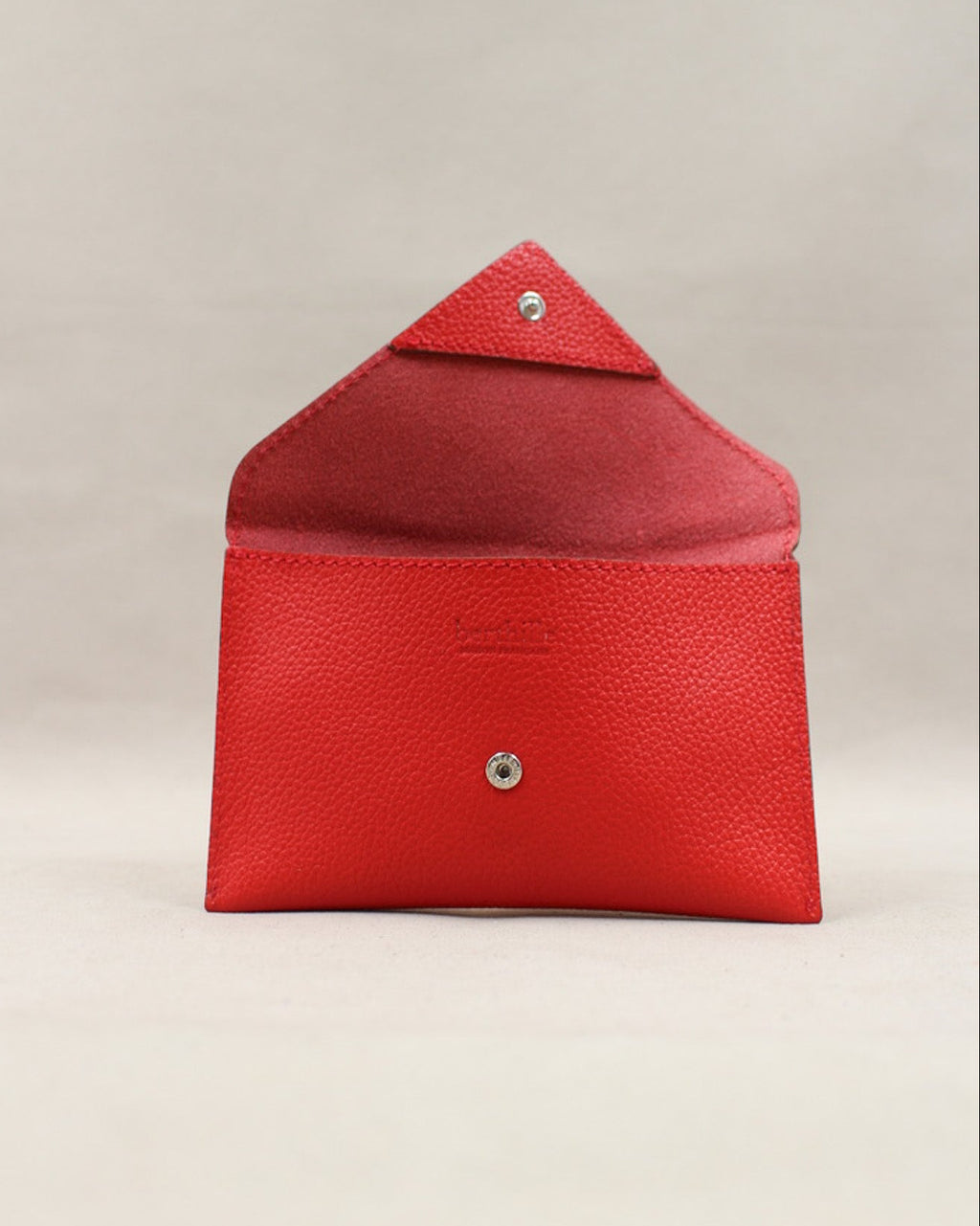 Pochette Lutecia en cuir pleine fleur Coquelicot, fermeture pression, façonnée à la main par Berthille