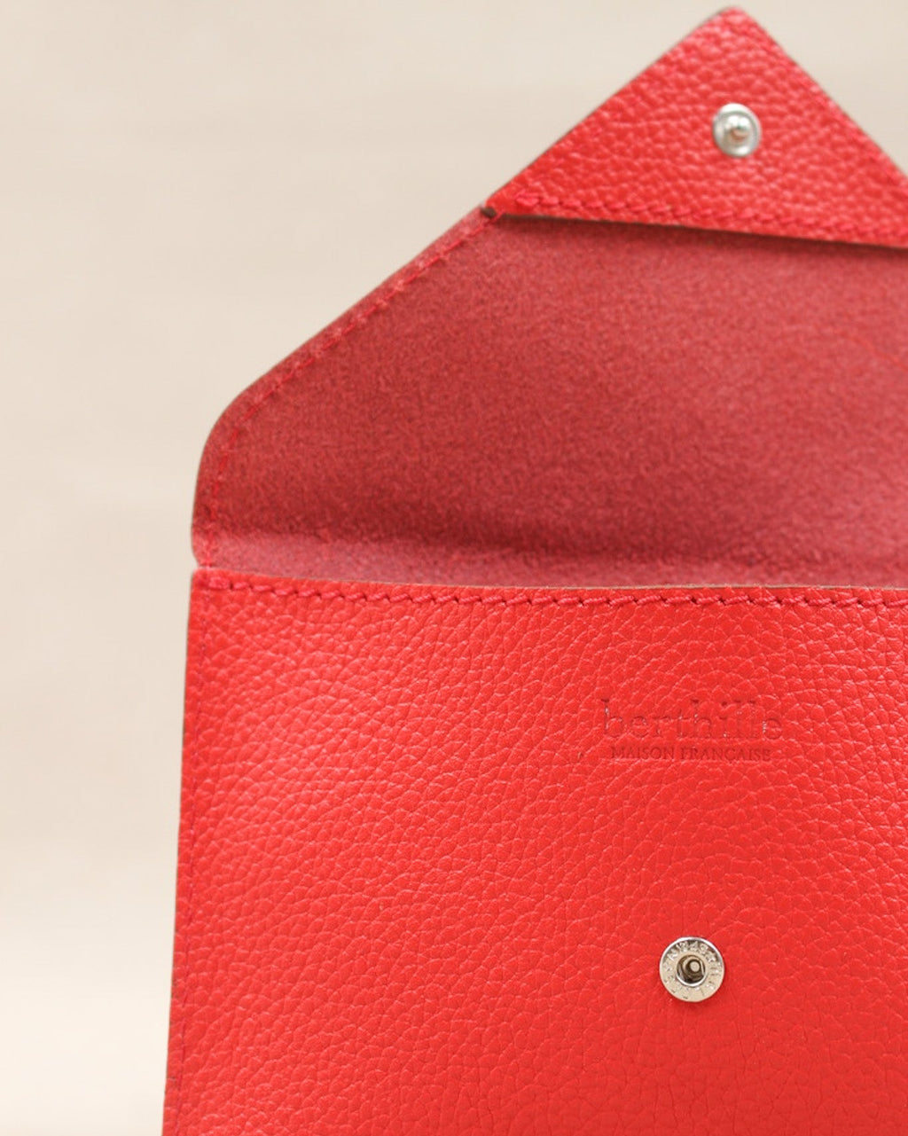 Intérieur de la pochette Lutecia en cuir pleine fleur Coquelicot, fermeture pression, maroquinerie Berthille