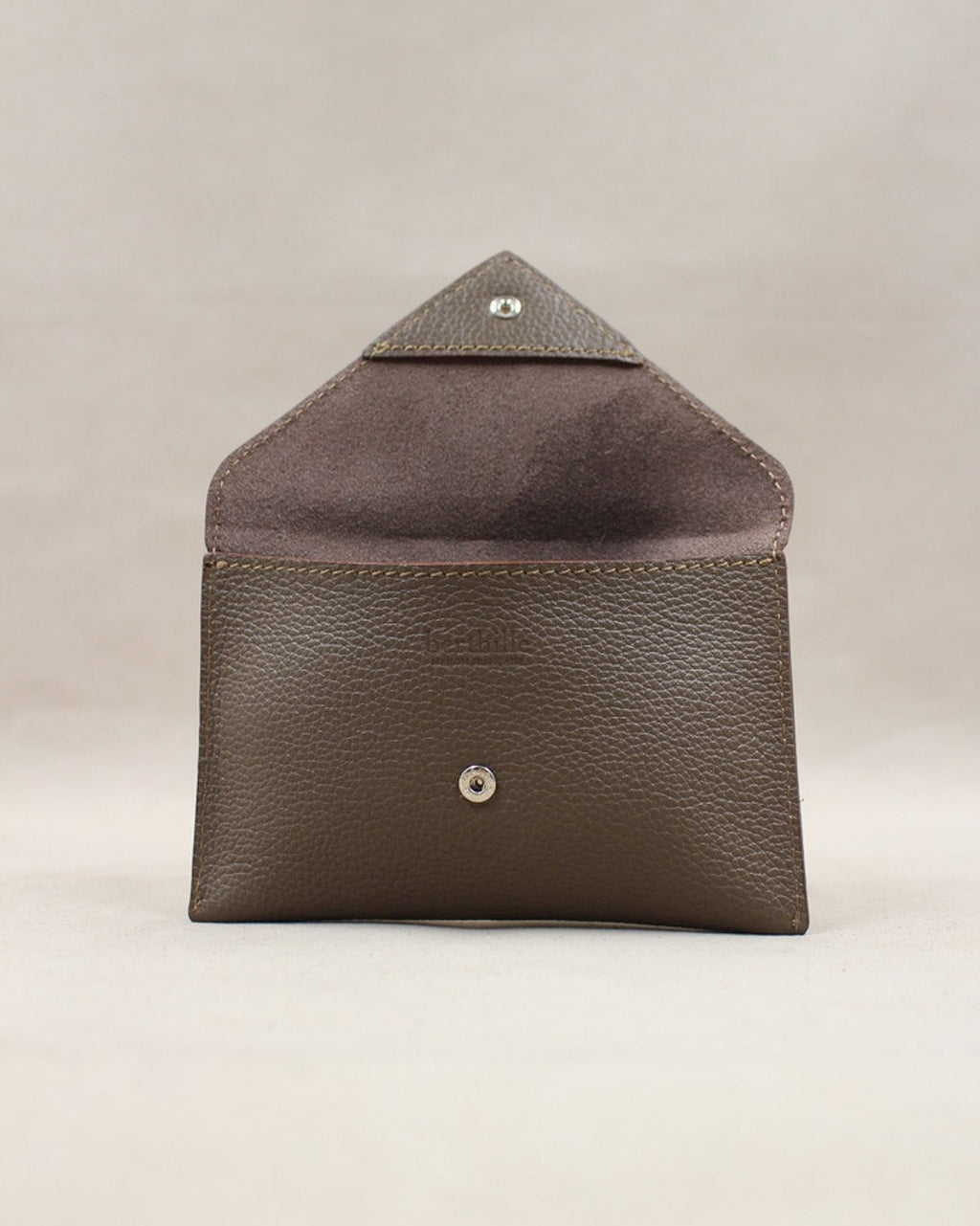 Pochette Lutecia entrouverte en cuir pleine fleur Havane, fermeture pression, maison Berthille