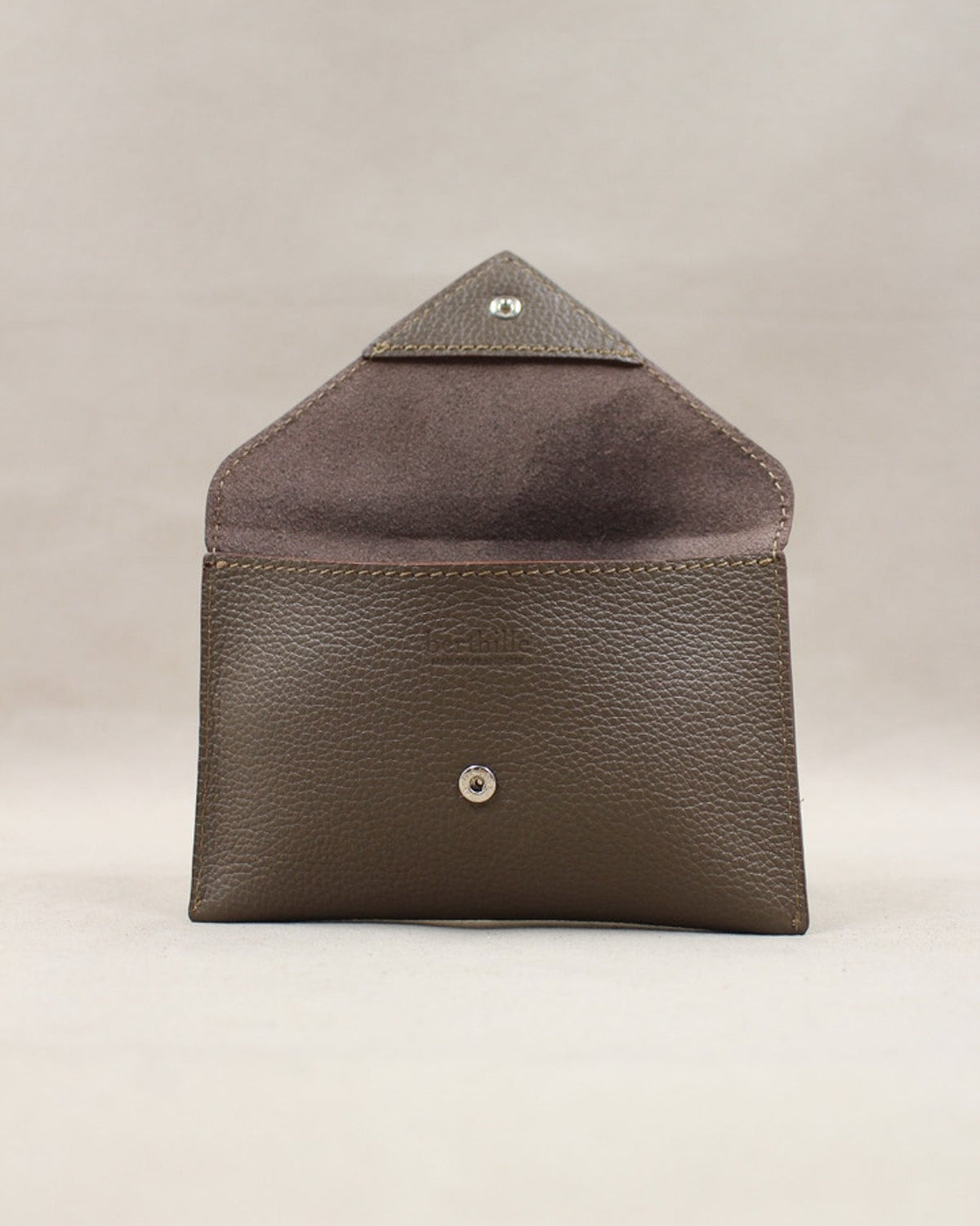 Pochette Lutecia entrouverte en cuir pleine fleur Havane, fermeture pression, maison Berthille